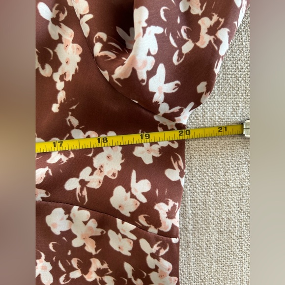The Limited Brown Floral Pattern 3/4 Sleeve Shirt. Size Medium - Picture 9 of 13